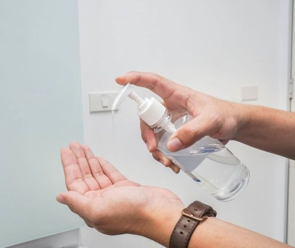 Limitan venta de alcohol en gel, sólo dos por persona