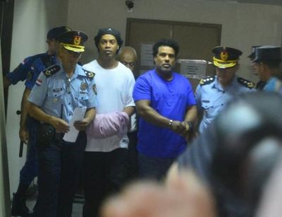 Caso Ronaldinho: identifican a más sospechosos en esquema de documentos falsos - Nacionales - ABC Color