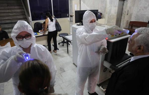 Covid-19: Miden temperatura a personas que asisten al Palacio de Justicia