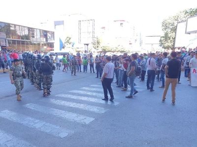 Paseros reanudan movilización en la zona primaria de CDE - ABC en el Este - ABC Color