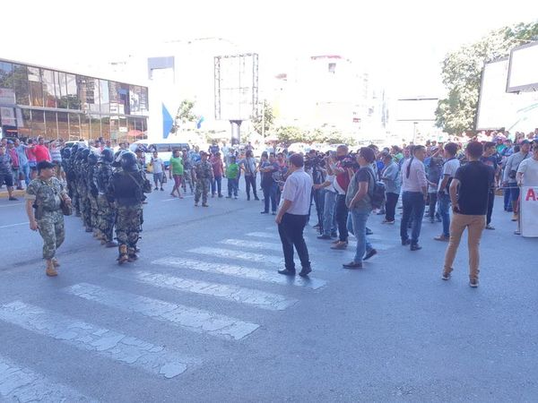 Paseros reanudan movilización en la zona primaria de CDE - ABC en el Este - ABC Color