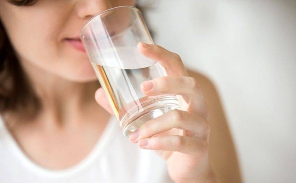 HOY / ¿Beber agua con lavandina o alcohol contra el coronavirus?: médico advierte sobre peligro al consumirlos