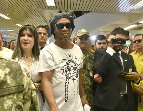 Migraciones admite que funcionarios estuvieron implicados en ingreso de Ronaldinho con documentos irregulares