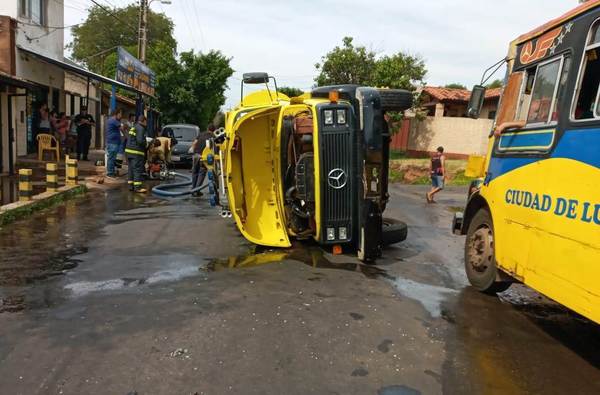 Bomberos protagonizan un accidente de película •