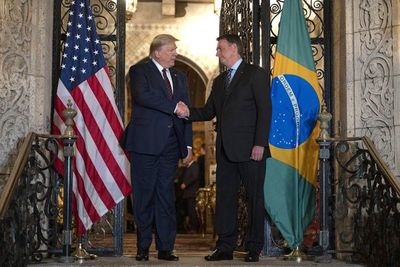 Funcionario brasileño que estuvo con Bolsonaro y Trump da positivo COVID-19
