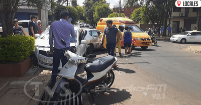 Aparatoso accidente de tránsito involucró a dos vehículos en Encarnación