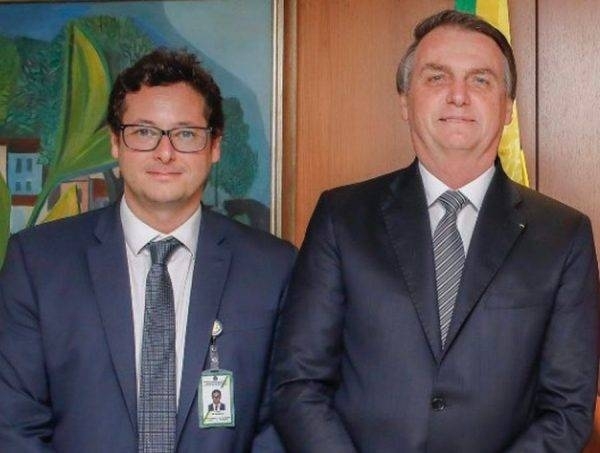 HOY / ¿Bolsonaro con coronavirus? Su jefe de prensa dio positivo y estuvo 'pegado' a él