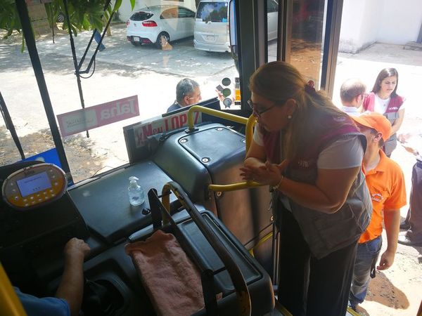 Piden a pasajeros desinfectarse las manos antes y después de abonar el boleto - Nacionales - ABC Color