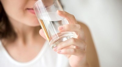 ¿Beber agua con lavandina o alcohol contra el coronavirus?: médico advierte sobre peligro
