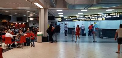 Piden evitar presencia de niños y adultos mayores en el aeropuerto - Nacionales - ABC Color