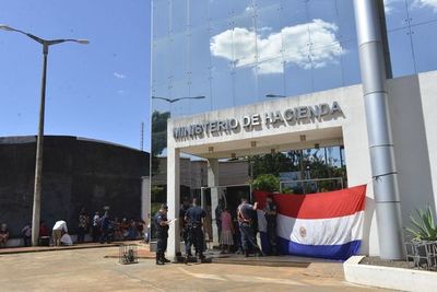 Efecto coronavirus: adultos mayores levantan toma de Hacienda en CDE  - ABC en el Este - ABC Color