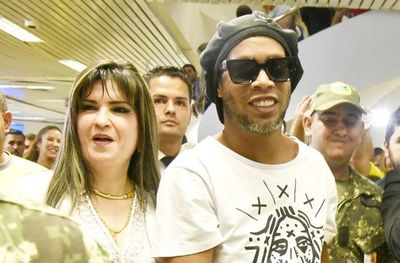 Abogados de Ronaldinho presentaron apelación para intentar salir de prisión - Notas - ABC Color