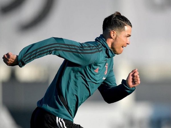 Ronaldo sigue en Madeira, sin síntomas de coronavirus