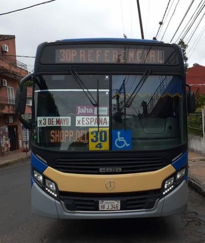Hasta 10 personas pueden ir paradas en los buses