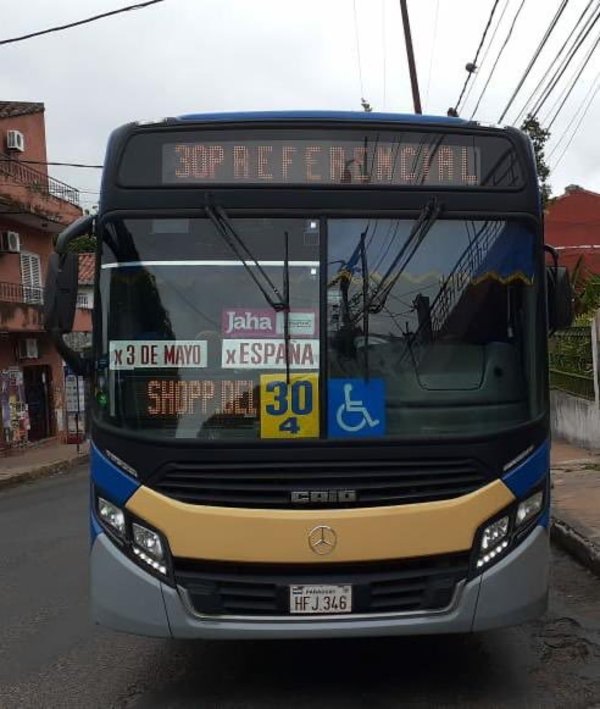 Hasta 10 personas pueden ir paradas en los buses