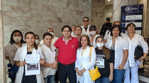 HOY / Miembros del Sindicato Nacional de Médicos reclaman frente al ministerio de Hacienda la reglamentación de la ley de jubilación médica
