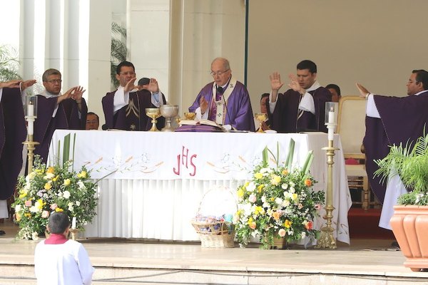 A rezarle a la Virgen en la casa, sin misa en Caacupé | Crónica