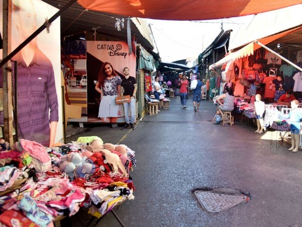 Municipio cierra plazas a medias y sugiere evitar ir a  los mercados