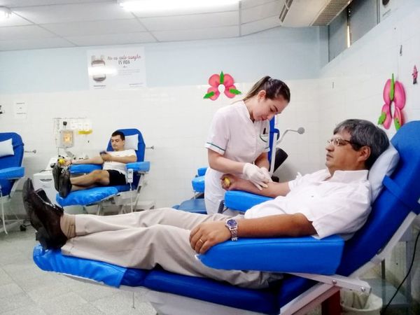 Médicos del IPS donan sangre ante la escasez de voluntarios - Locales - ABC Color