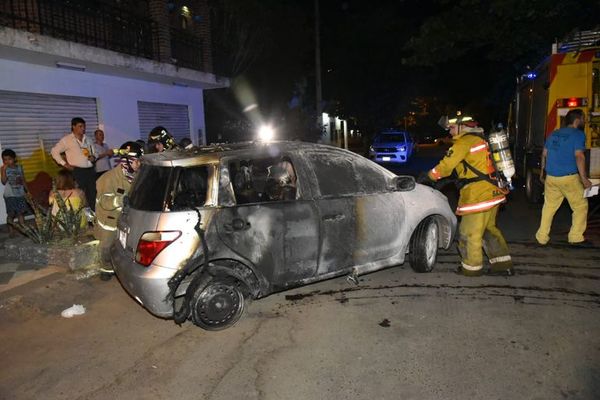 Incendian el auto de una funcionaria de la cárcel del Buen Pastor - Nacionales - ABC Color