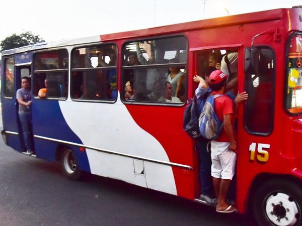 Multa de G. 14 millones a buses que llevan más de 10 pasajeros parados