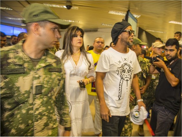 Caso Ronaldinho: Fiscalía allana vivienda de Dalia López en Asunción