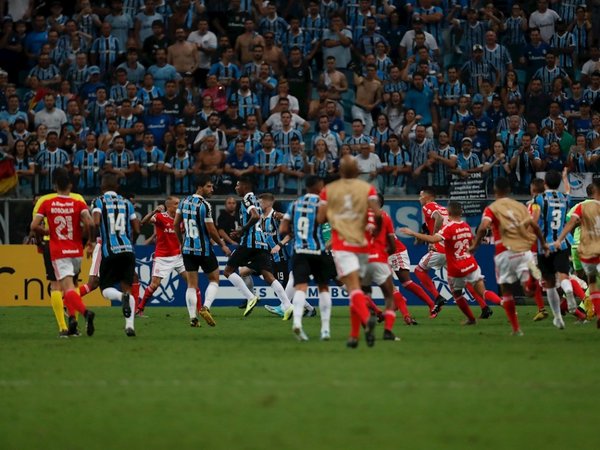 Gremio e Inter empatan en un clásico con 8 expulsados