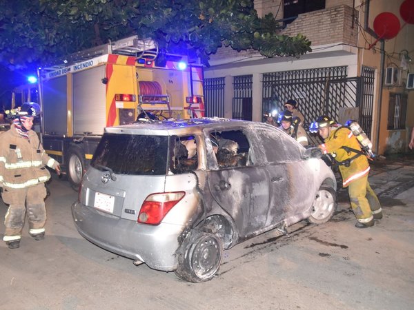 Desconocidos incendian vehículo de funcionaria del Buen Pastor