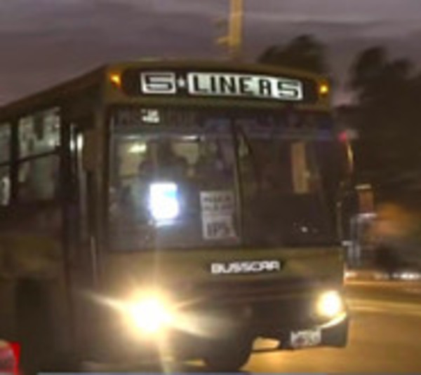Pasajeros reclaman falta de regularidad en salida de buses - Paraguay.com