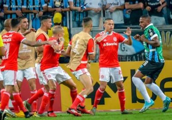 Video: Estos son clásicos de Libertadores!. La batalla campal entre Gremio e Inter