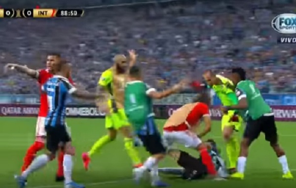Batalla campal y ocho expulsados en la Libertadores