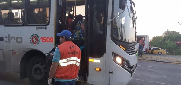 Después del moquete de ayer, salen a controlar que buses no estén repletos