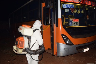 Comuna fumiga buses para evitar propagación del coronavirus