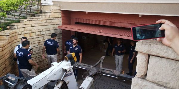 Incautan caja fuerte y 6.000 pelotas de casa allanada de Dalia López