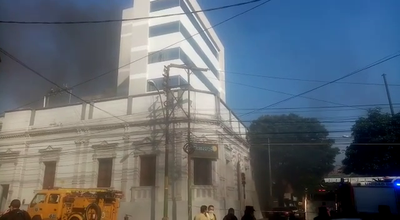 Reportan incendio en edificio del microcentro de Asunción