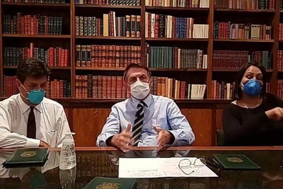 HOY / Tras decir que COVID-19 era “ficción”, Bolsonaro hace un directo con mascarilla