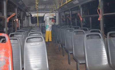 Comuna fumiga buses para evitar propagación del Coronavirus