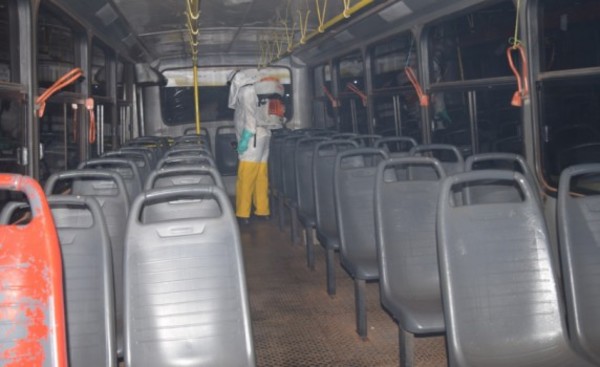 Comuna fumiga buses para evitar propagación del Coronavirus