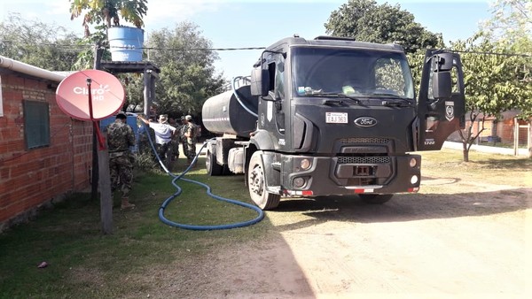 Sequía golpea en Alto Paraguay y militares colaboran en la distribución de agua