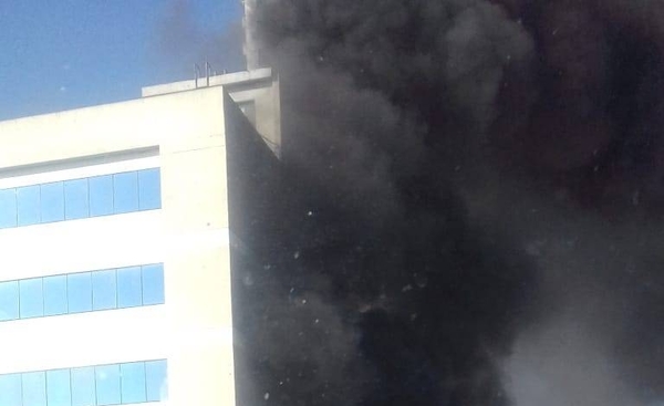 HOY / Explosión, incendio y humo tóxico en microcentro de la capital