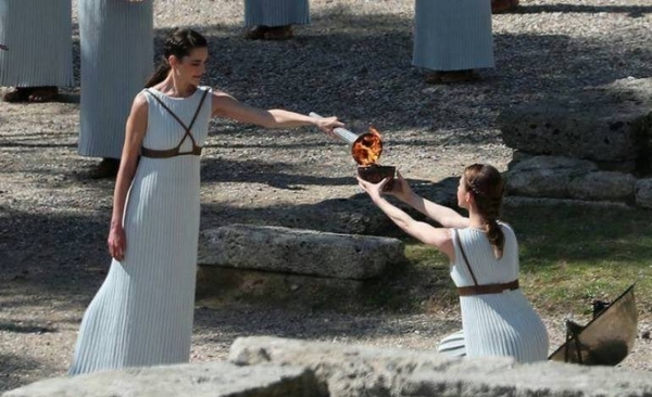 HOY / Grecia suspende el recorrido de la llama olímpica y cierra sitios culturales