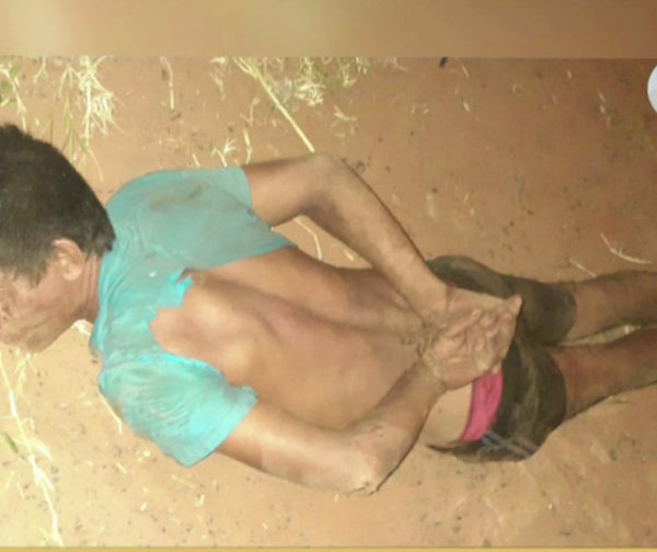 3 personas atropellan una vivienda y vecinos los enfrentan