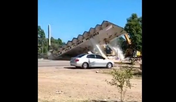 Demolición del antiguo peaje; MOPC dice que hubo cobertura de la Patrulla Caminera, pero casi ocurrió una tragedia - Digital Misiones