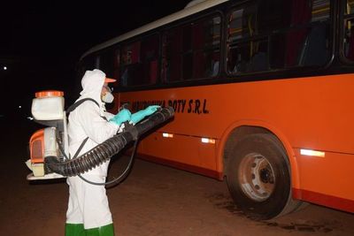 Fumigan buses para evitar propagación del coronavirus - ABC en el Este - ABC Color