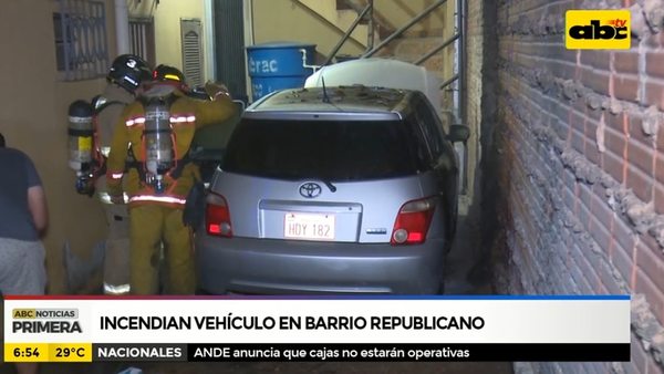 Incendian vehículo en barrio Republicano - ABC Noticias - ABC Color
