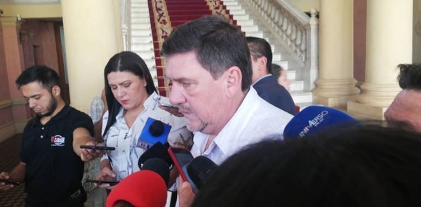 HOY / Funcionarios del Senado se suman a horario excepcional