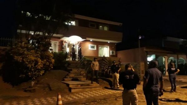 Caso Ronaldinho: Fiscalía allana vivienda de Dalia López en Asunción