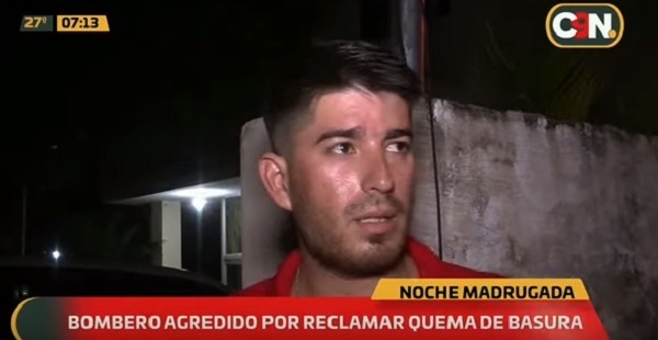 Mujer agrede a bombero tras reclamo por quema de basuras