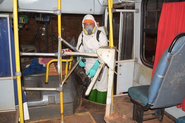 Coronavirus: Fumigan buses en el Este