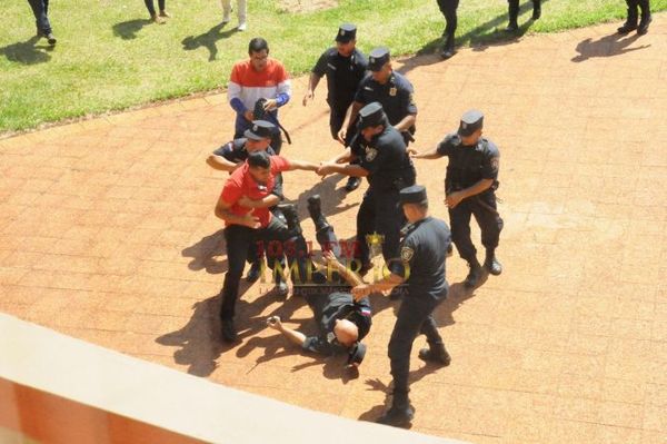 Polémico abogado perdió los estribos y agredió al Jefe de la Comisaría 2ª